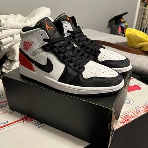 Jordan 1 Mid SE